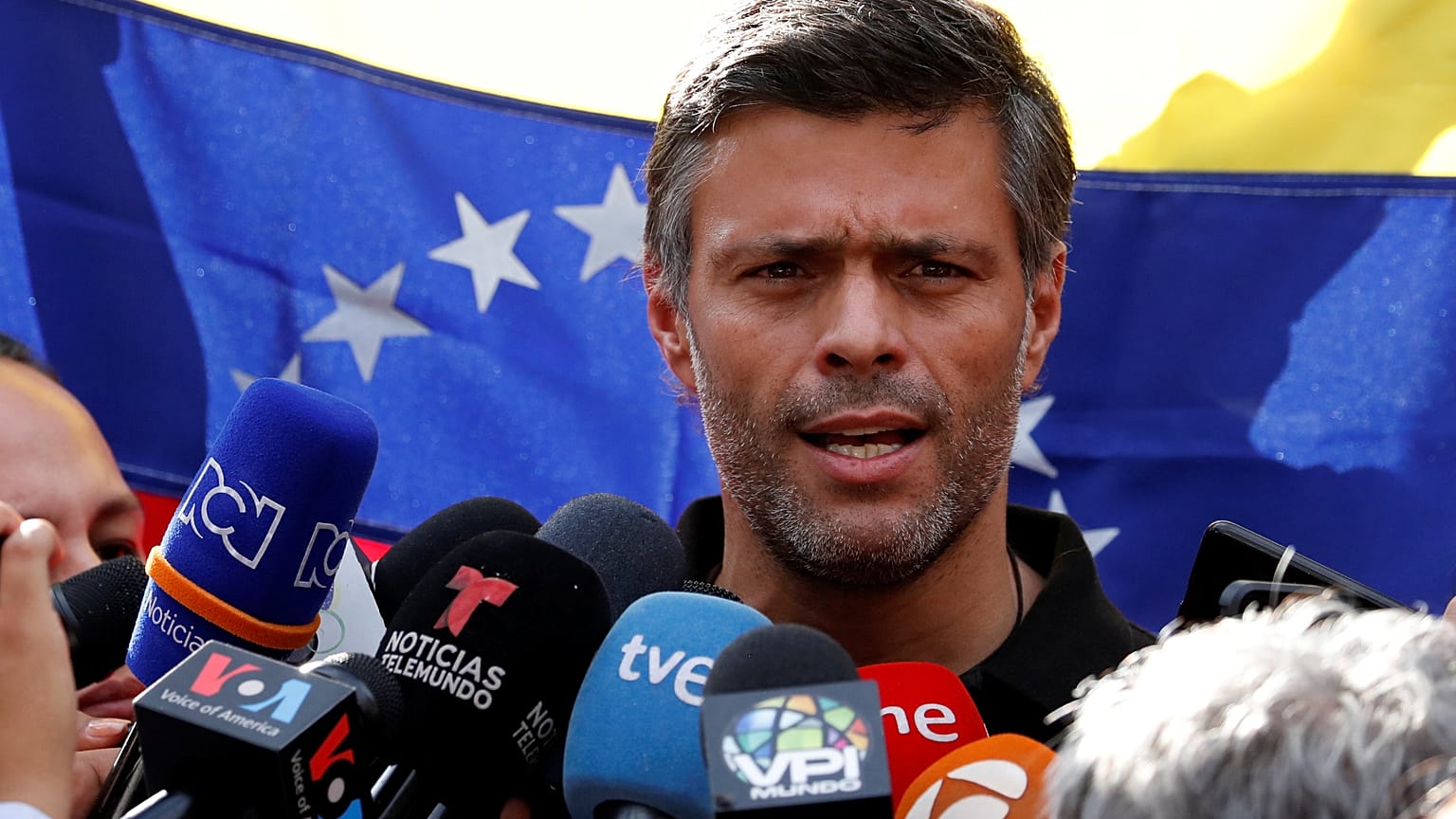 Leopoldo Lopez devant l'ambassade d'Espagne, à Caracas