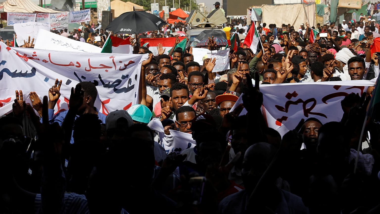 حشود غفيرة تنضم للاعتصام خارج وزارة الدفاع السودانية