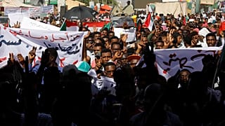 حشود غفيرة تنضم للاعتصام خارج وزارة الدفاع السودانية