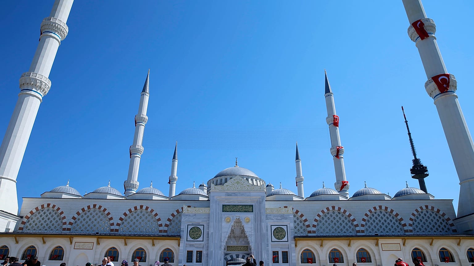 Büyük Çamlıca: Türkiye'nin en büyük camisi Erdoğan'ın katılımıyla açıldı 