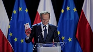Tusk: tartsák be az alkotmányt, ne reformálják!