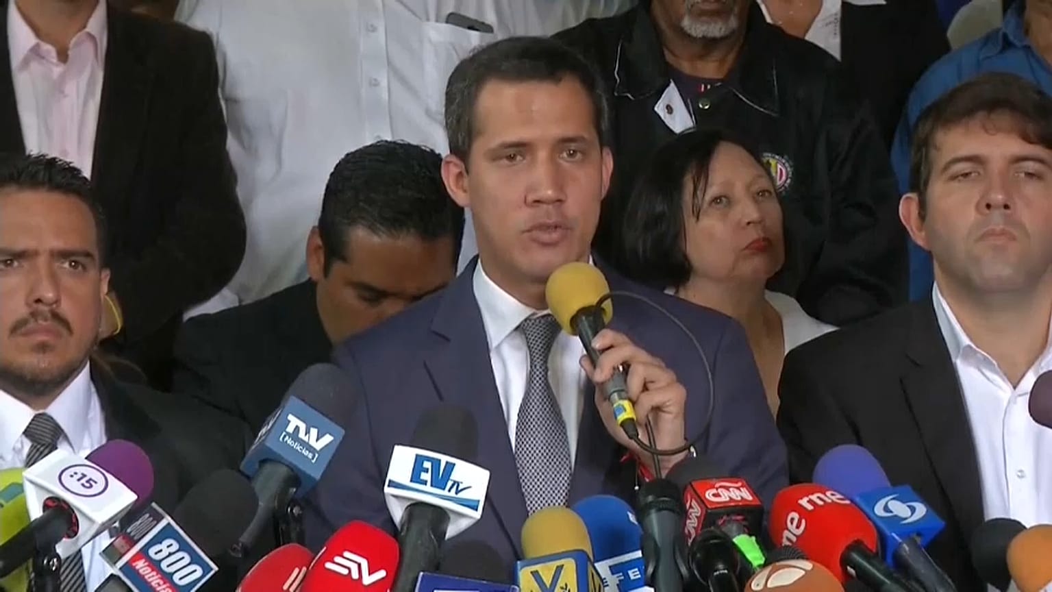 Guaidó: "Non molleremo"