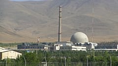 آسوشیتدپرس: ترامپ معافیت مربوط به همکاری‌های صلح‌آمیز هسته‌ای با ایران را تمدید می‌کند