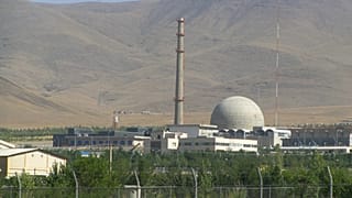 آسوشیتدپرس: ترامپ معافیت مربوط به همکاری‌های صلح‌آمیز هسته‌ای با ایران را تمدید می‌کند