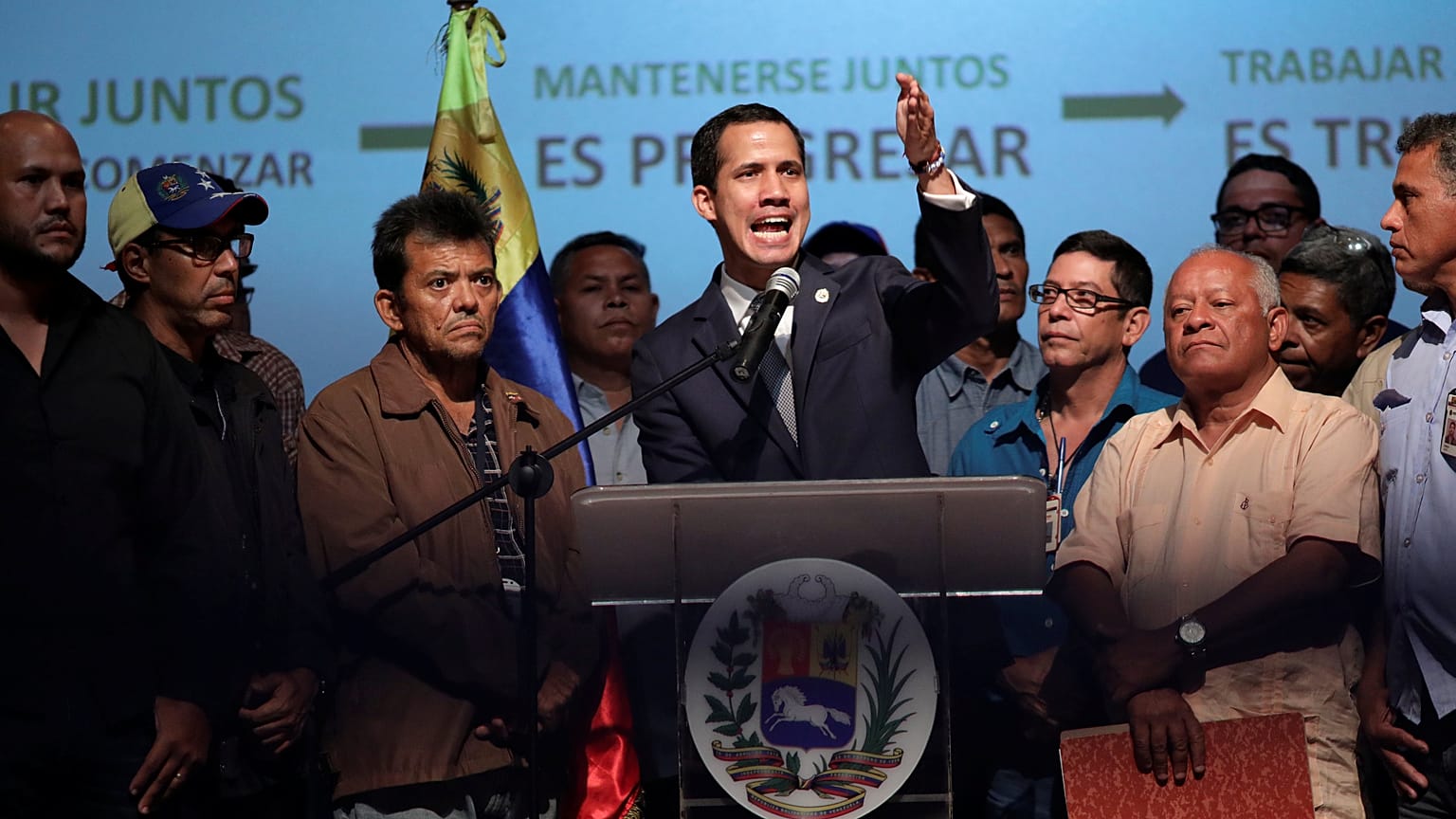 Guaidó lleva a sus seguidores ante los cuarteles 