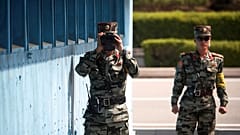 ضابطان في جيش كوريا الشمالية