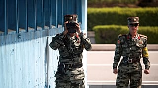 ضابطان في جيش كوريا الشمالية