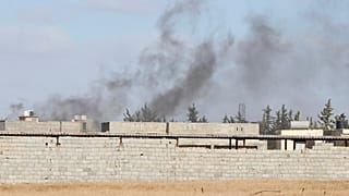 الدخان يتصاعد من أحد جبهات القتال في ليبيا