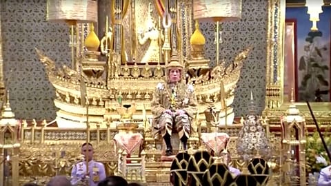 Tayland kralı Budizm ve Brahmanizm inançlarına göre kutsanmış suyla yıkandı