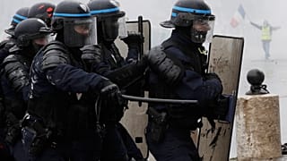Paris'te eylemcinin pantolonuna cop sokan polis hakkında soruşturma