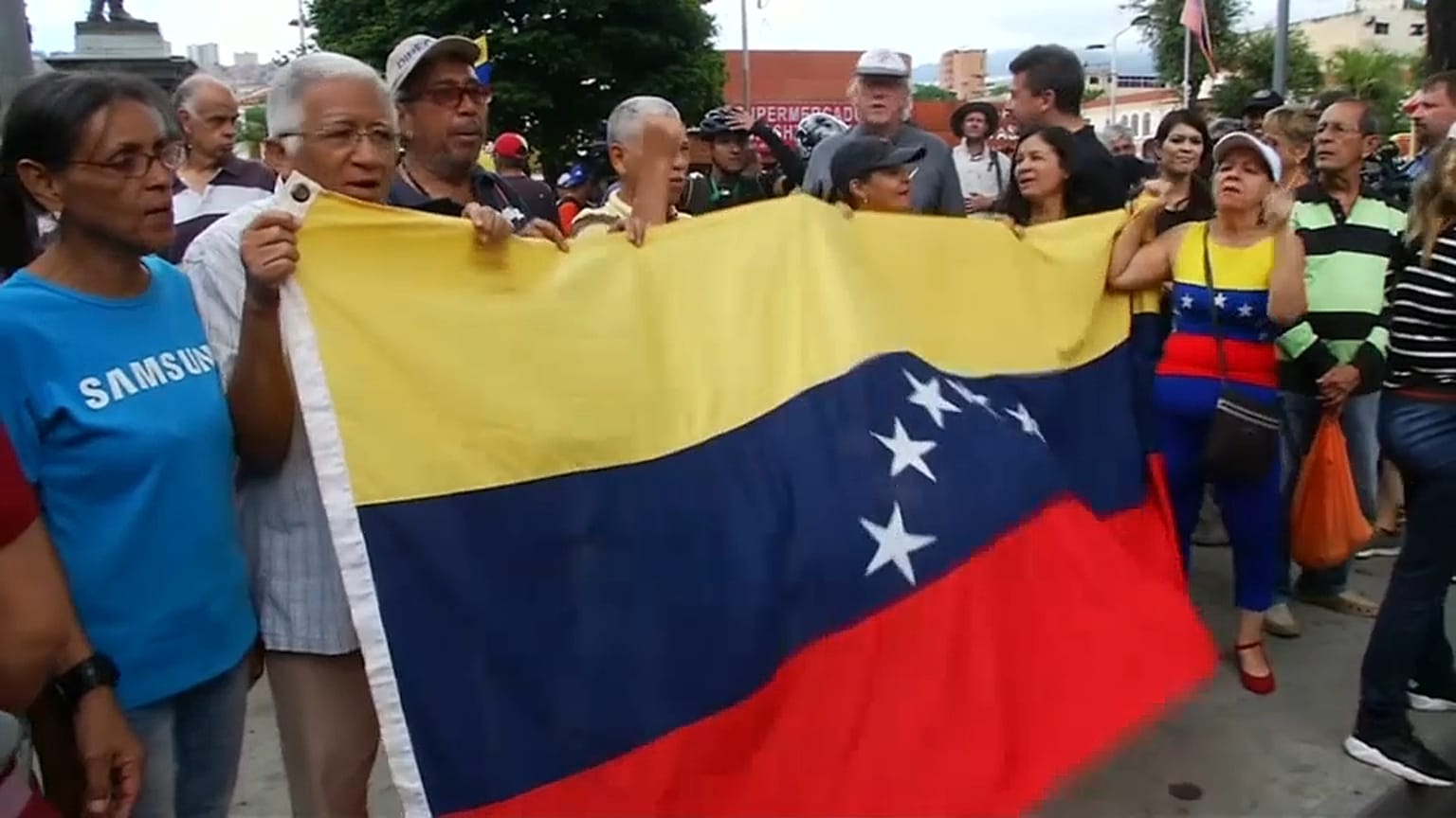 Maduro and Guaido vie for support of Venezuelan army 