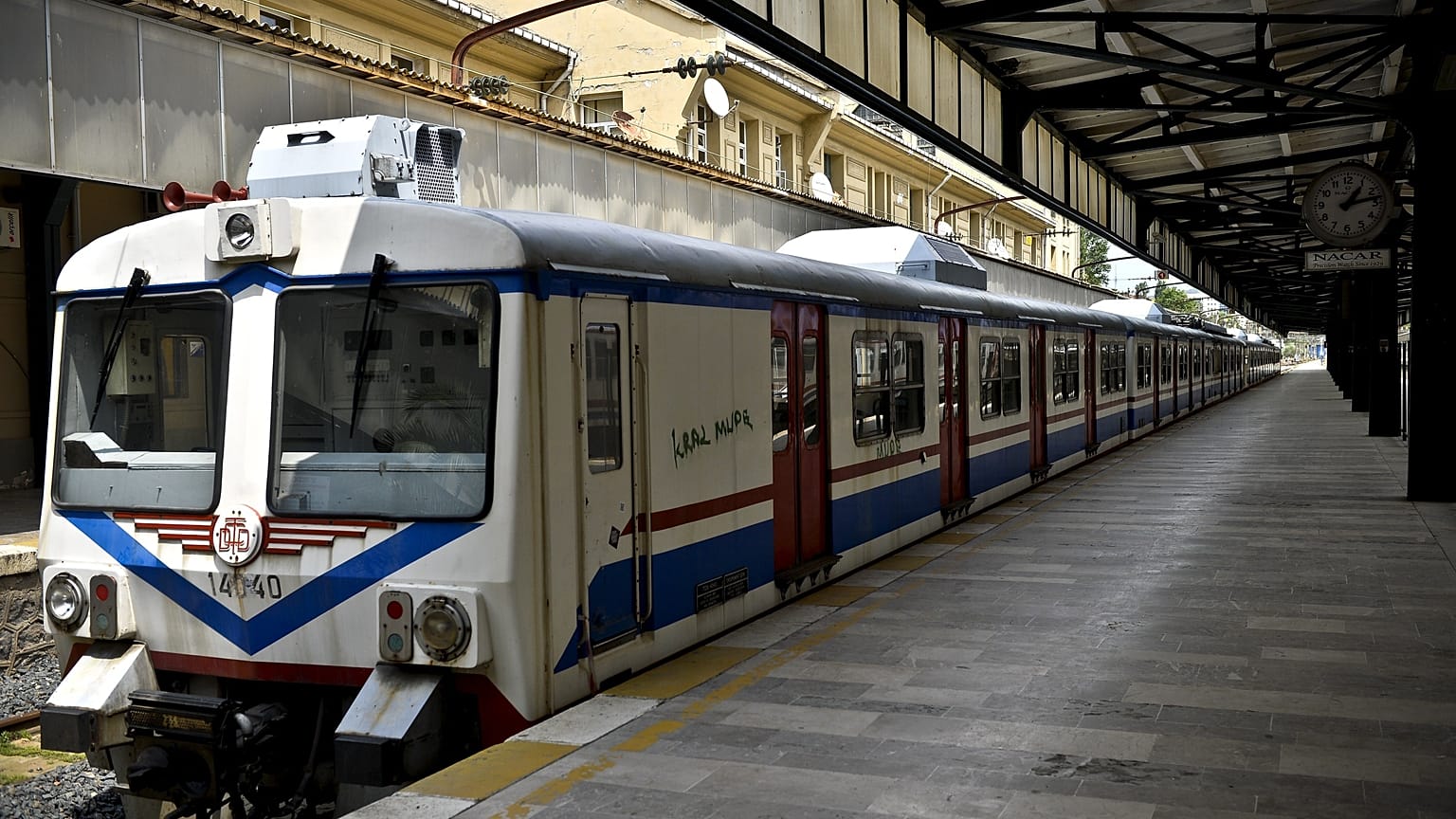 Tren raylarına atlayan kadın son anda kurtarıldı