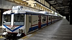 Tren raylarına atlayan kadın son anda kurtarıldı