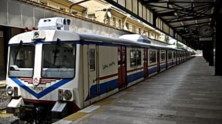 Tren raylarına atlayan kadın son anda kurtarıldı