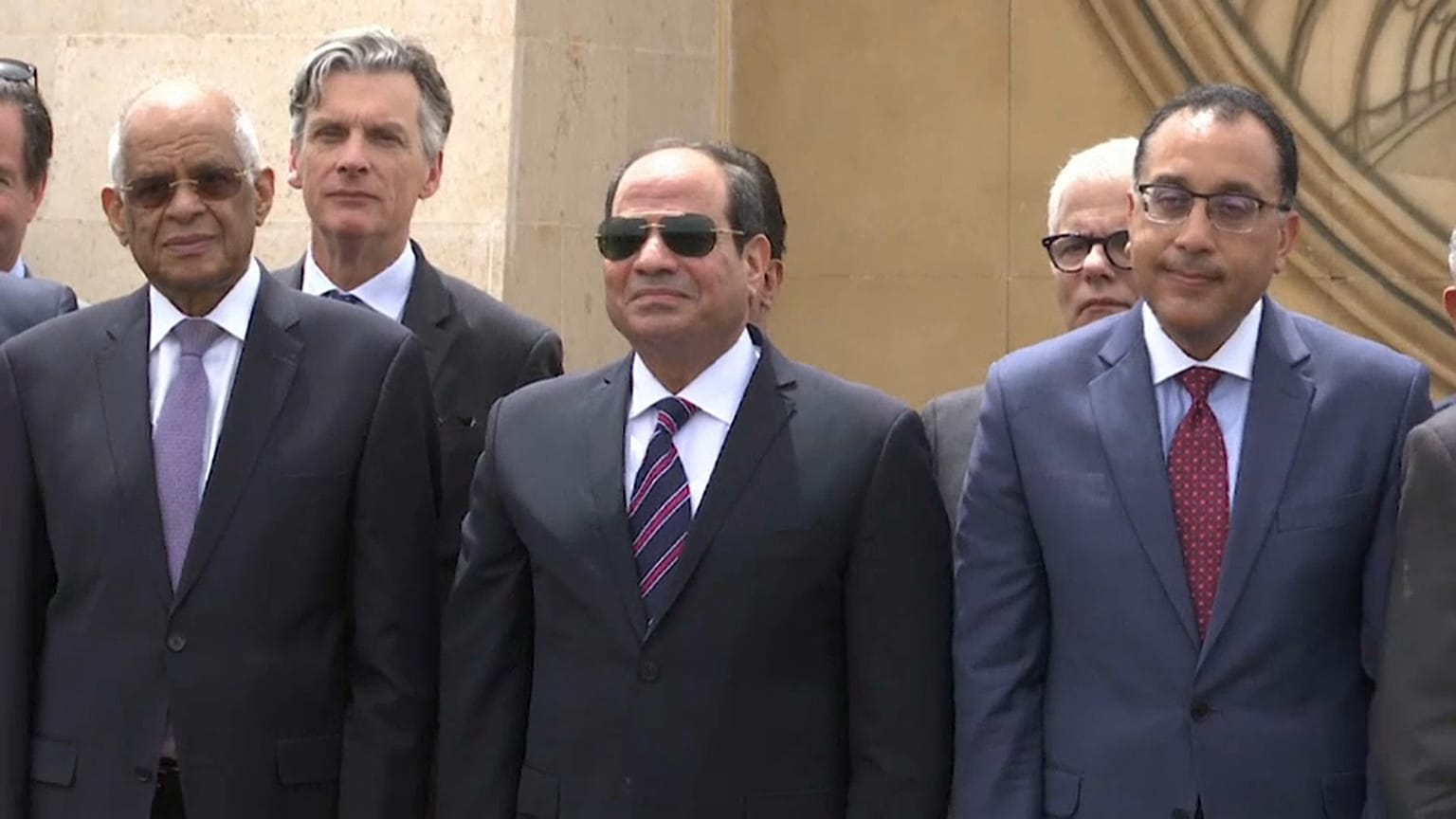 الرئيس السيسي ومجموعة من كبار الشخصيات 