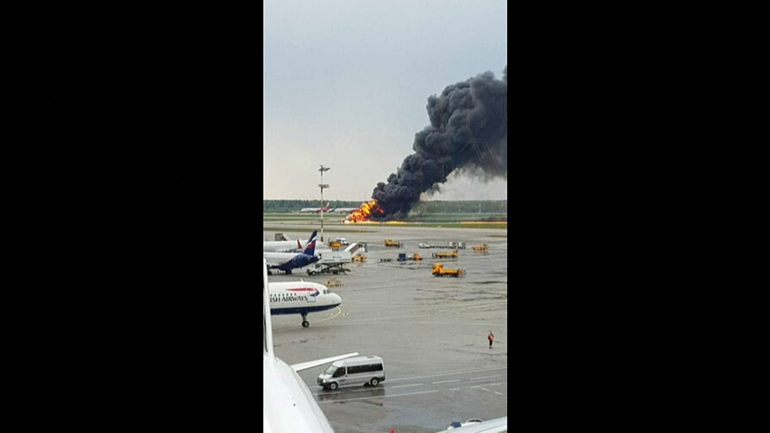 Aereo in fiamme a Mosca, 13 morti e feriti gravi