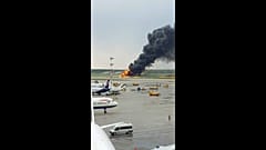 Aereo in fiamme a Mosca, 13 morti e feriti gravi