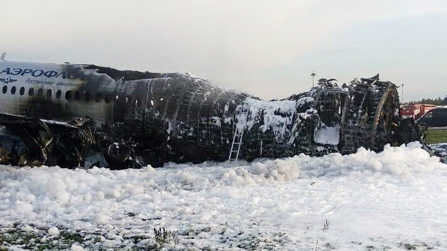 Al menos 40 muertos en el avión incendiado en Moscú