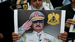 شخص يرف صورة الجنرال حفتر