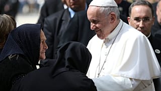 Il Papa in Bulgaria: "Rifugiati e migranti portano la croce"
