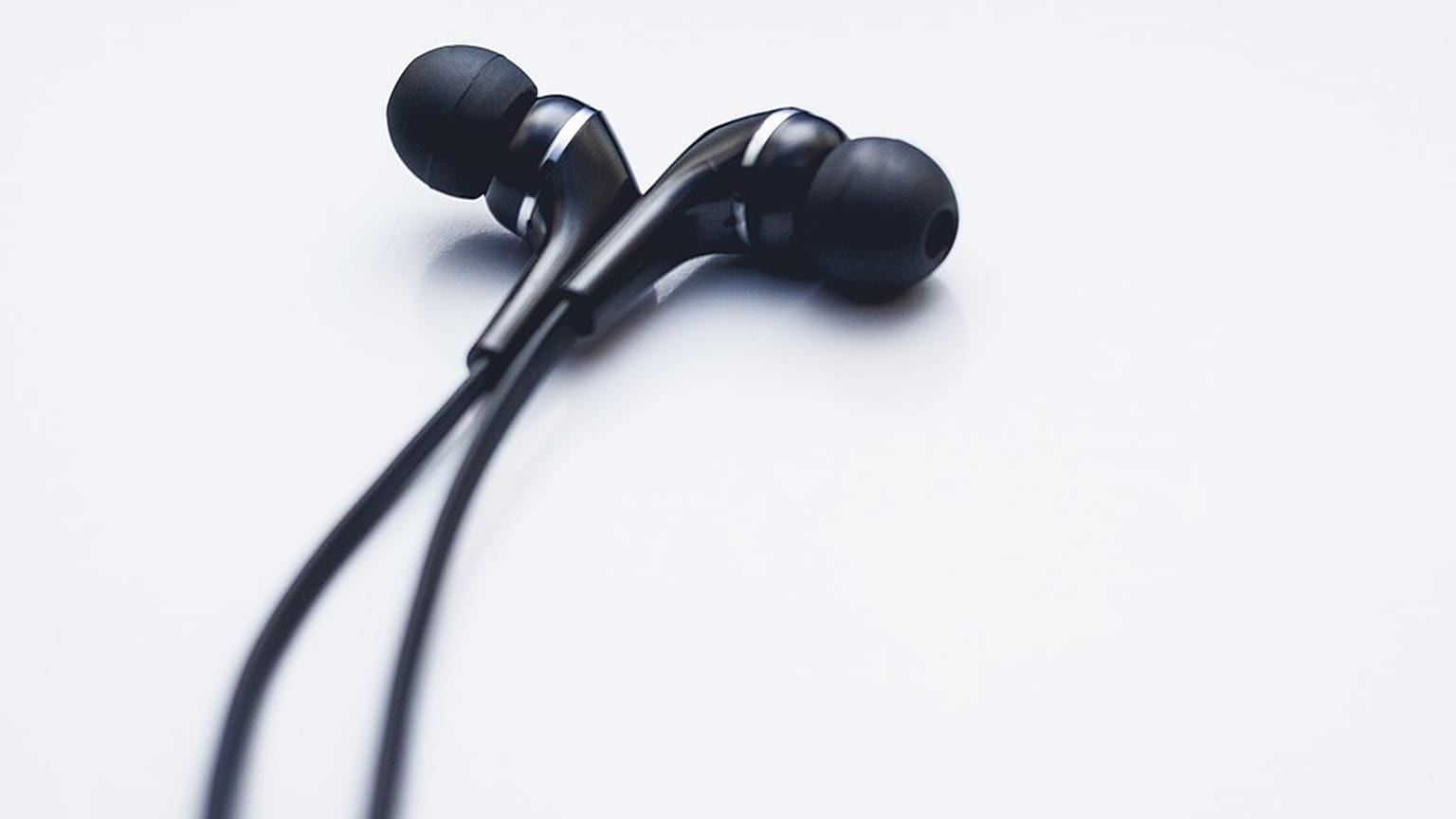 ابتلع جهاز AirPod أثناء نومه...وهذا ماحل به
