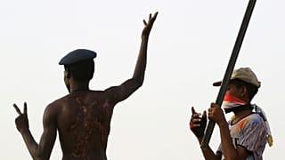 القوات السودانية تضبط أسلحة وأحزمة ناسفة خلال مداهمة في منطقة الطائف