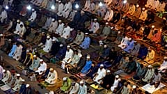 Des musulmans pakistanais assistent à la prière du soir 