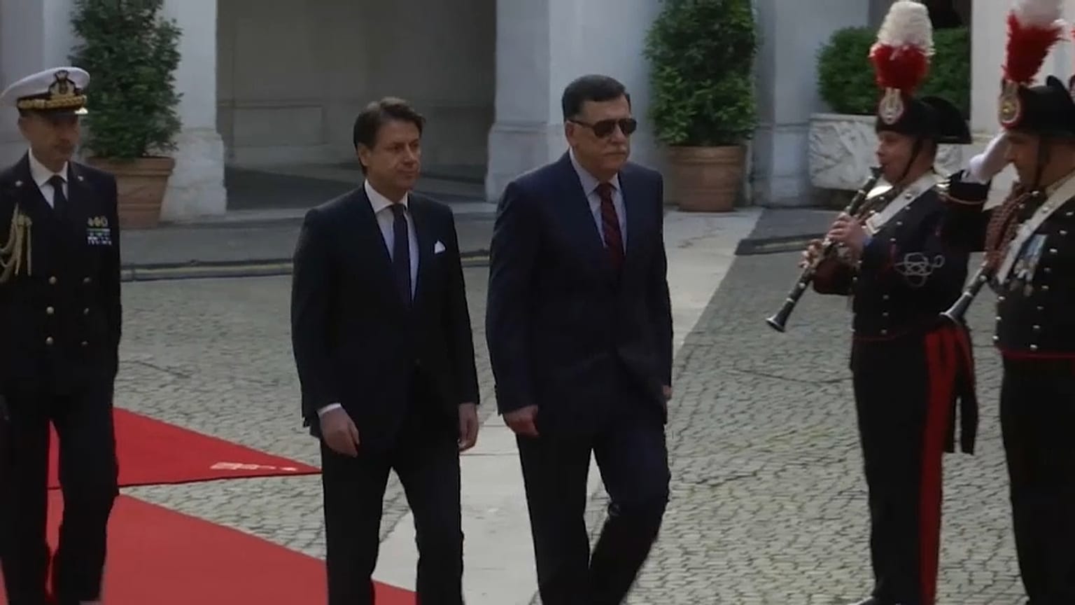 Libia, Serraj contro l'isolamento: dopo Conte, incontri con Merkel e Macron