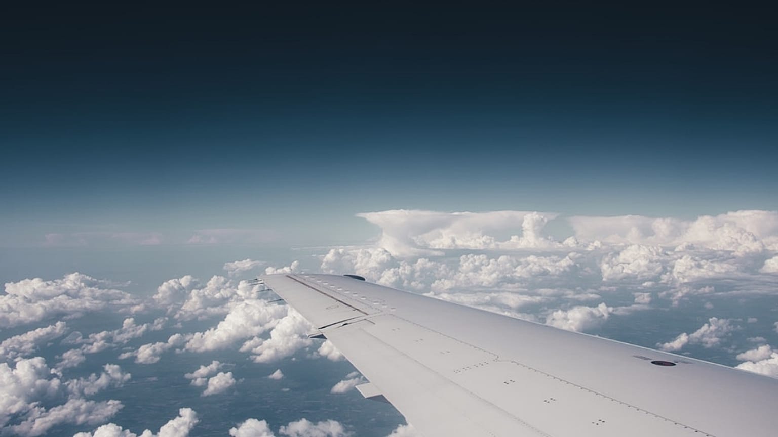 Electric aircraft: challenges and promises