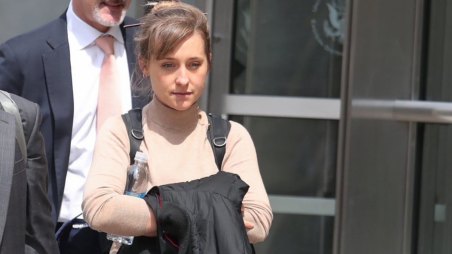 Juicio al gurú que tuvo miles de esclavas sexuales con ayuda de una actriz de Smallville