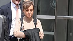 Juicio al gurú que tuvo miles de esclavas sexuales con ayuda de una actriz de Smallville