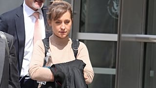 Juicio al gurú que tuvo miles de esclavas sexuales con ayuda de una actriz de Smallville