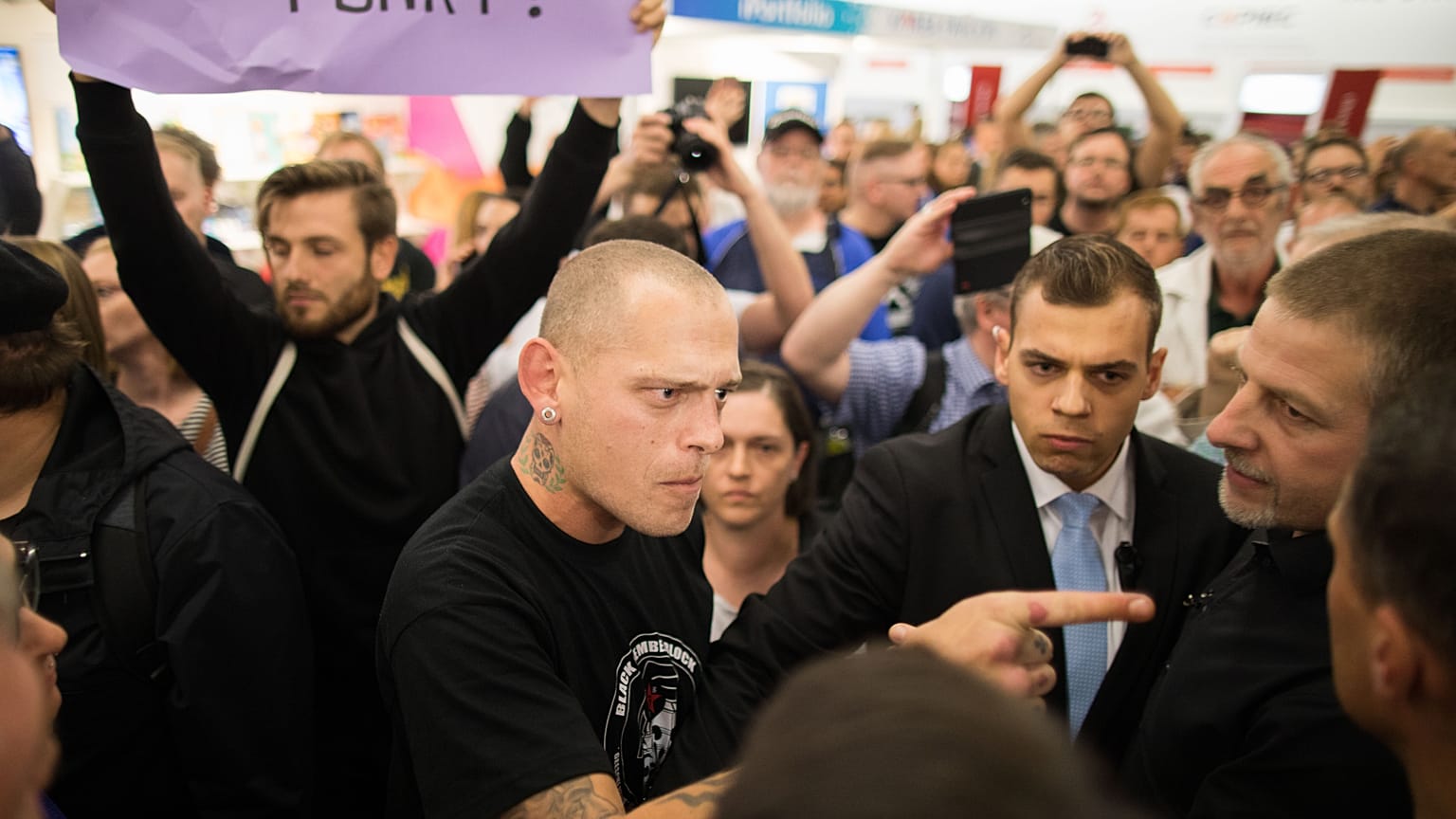 Fascisti al Salone del Libro di Torino: alla Fiera di Francoforte nel 2017 si venne alle mani