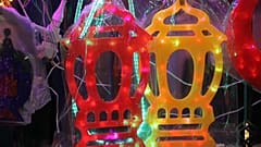 شاهد: مسلمو مصر يحيون طقوس رمضان بالزينة والألوان