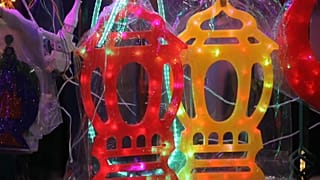 شاهد: مسلمو مصر يحيون طقوس رمضان بالزينة والألوان