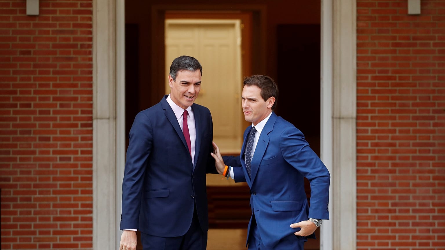Pedro Sánchez escucha "el silencio" de Albert Rivera