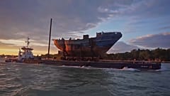 Venezia: alla Biennale il relitto dei migranti