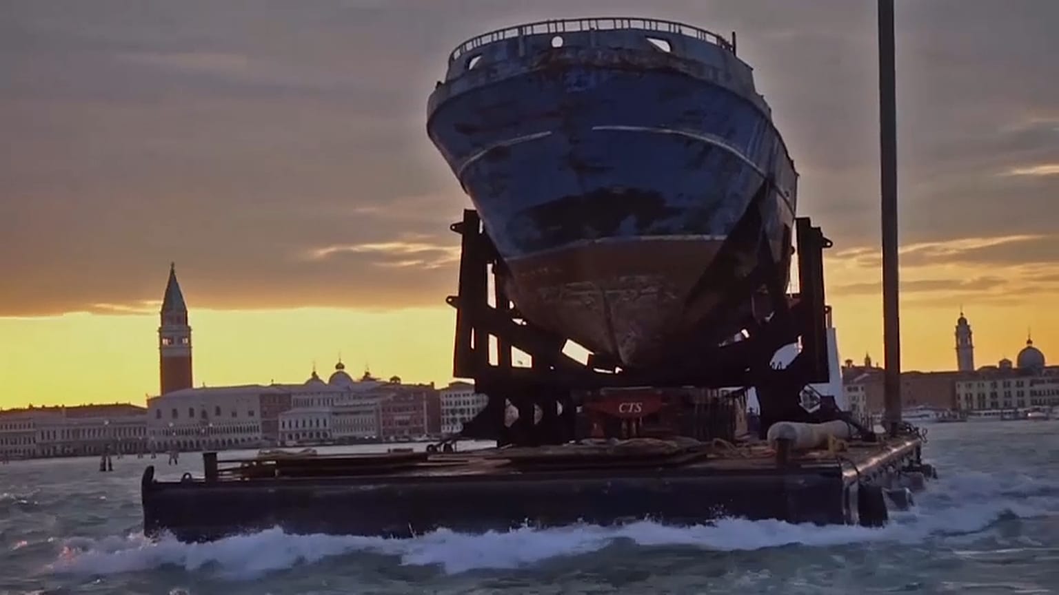 L'épave de la honte exposée à Venise
