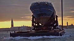 L'épave de la honte exposée à Venise
