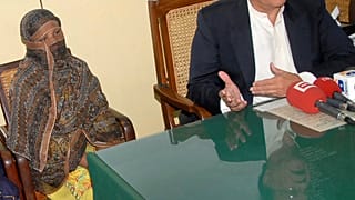 آسیه بی بی پس از ۱۰ سال کشمکش قضایی از پاکستان خارج شد 
