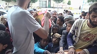 İç savaşın pençesindeki Yemen halkı yardımlarla oruçlarını açıyor