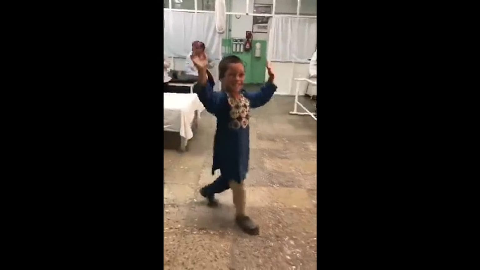 الصبي أحمد بعد أن حصل على ساقه الجديدة