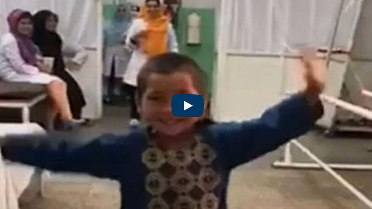 Video: 8 aylıkken bacağını kaybeden Afgan çocuğun protez bacak sevinci