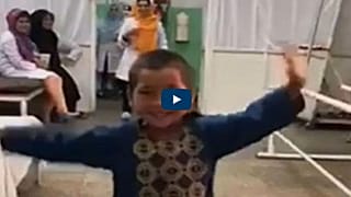 Video: 8 aylıkken bacağını kaybeden Afgan çocuğun protez bacak sevinci