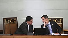خوان غوايدو زعيم المعارضة الفنزويلية يتحدث مع نائب رئيس البرلمان