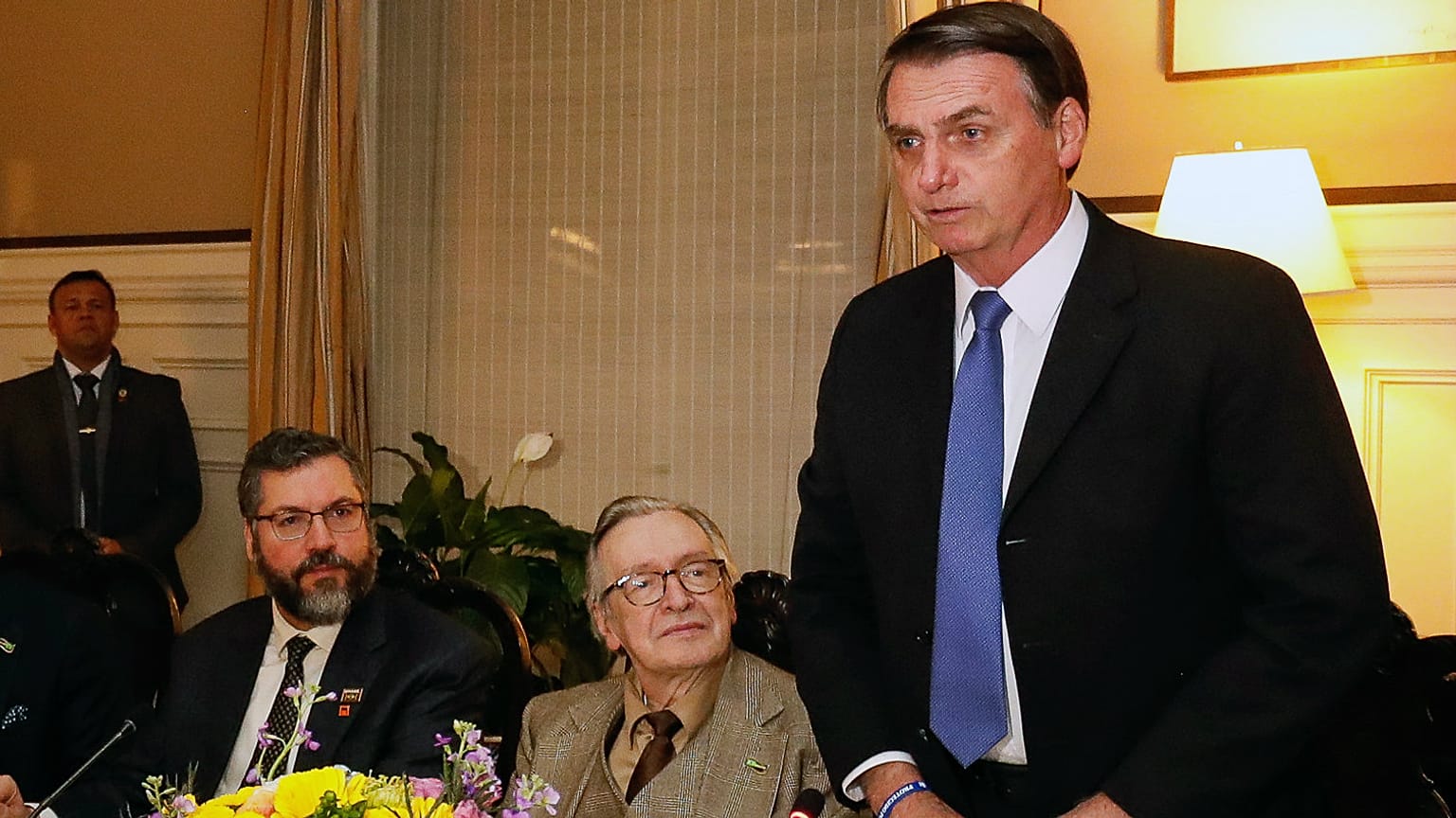 Photo AFP : Jair Bolsonaro et son mentor, l'écrivain Olavo de Carvalho