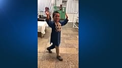 رقص احمد ۵ ساله با پای مصنوعی 