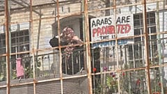 فلسطينية في مدينة الخليك سيجت شبابيك منزلها لتلافي هجمات المستوطنين