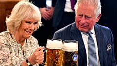 Maßkrüge und ein Tänzchen für Charles und Camilla in München