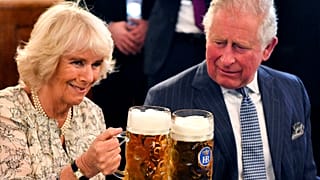 Maßkrüge und ein Tänzchen für Charles und Camilla in München